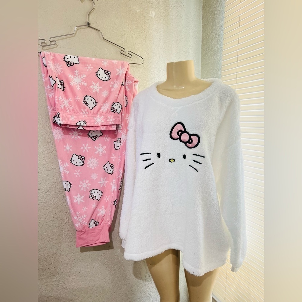 Hello Kitty Women's and Women’s Plus Plush Pajama Set, 2-Piece, Sizes XL